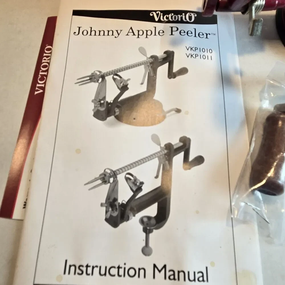 Apple Peeler by VICTORIO Peeler/Slicer -StrongSuction Base Red In Original Box